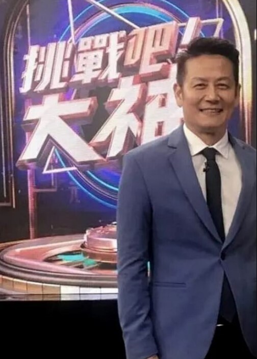 极品大波浪萝莉被五个黑人中出潮喷 - ovojav视频海报
